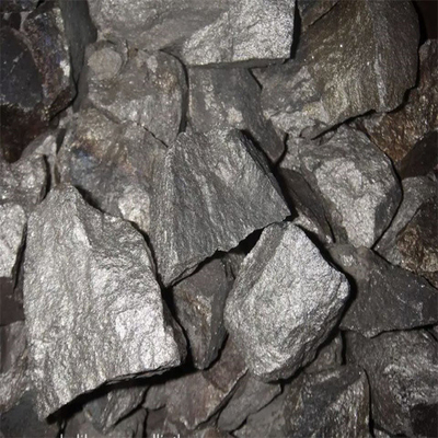 Srebrny metalowy blok stopu żelazowo-molibdenowego o minimalnej czystości 60%.