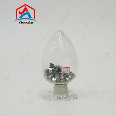 Stop żelazo-wanadowy FeV80 z 80 procentami wanadu, gęste bryły do stali konstrukcyjnej i płyt naczyń ciśnieniowych